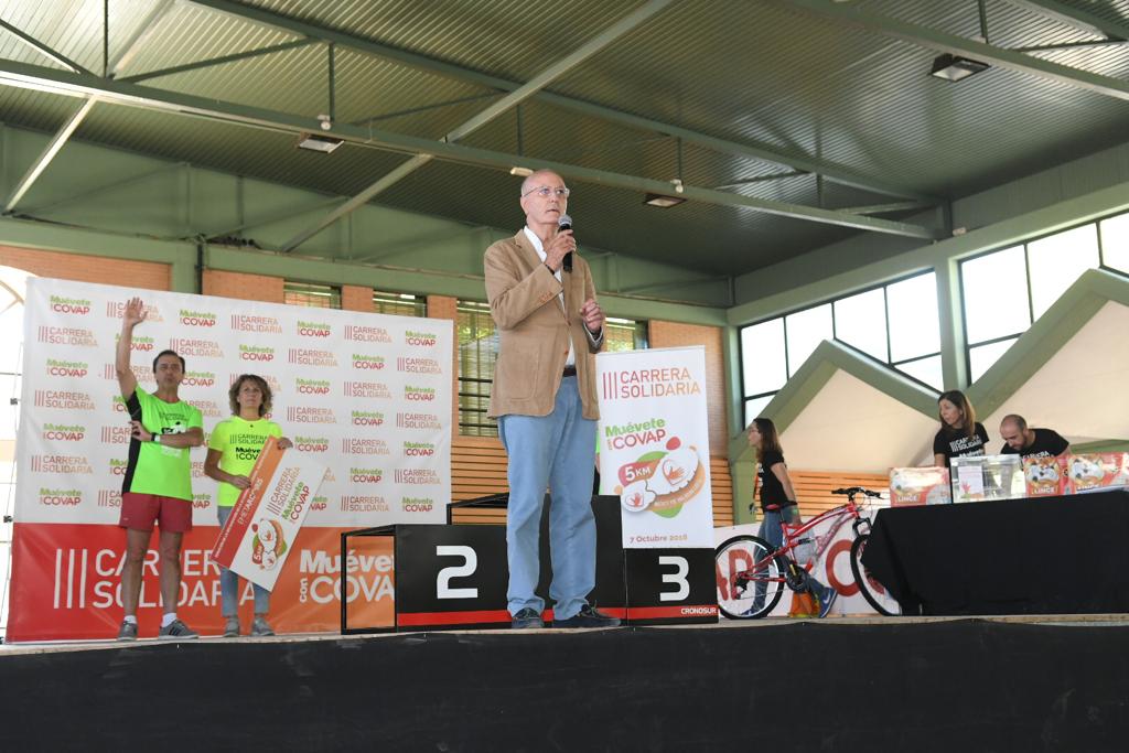 Covap's tweet photo. Entrega de la donación a la asociación @EMETarcoiris gracias a la recaudación de la #IIICarreraSolidariaMuéveteconCOVAP ¡Gracias a los participantes y voluntarios por hacerlo posible! #RSCCOVAP #CarreraSolidaria #COVAP https://t.co/zxJ3xb6hnQ