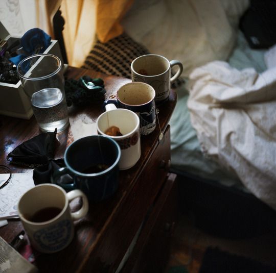 FurnitureKnight's tweet photo. Lazy Sundays consist of brew's in bed all day whilst watching your favourite films!

Who else's bedside table looks like this? 😂🙈

#lazysundays #lazyday #brewinbed #messylifequotes https://t.co/K4kmMFB72S