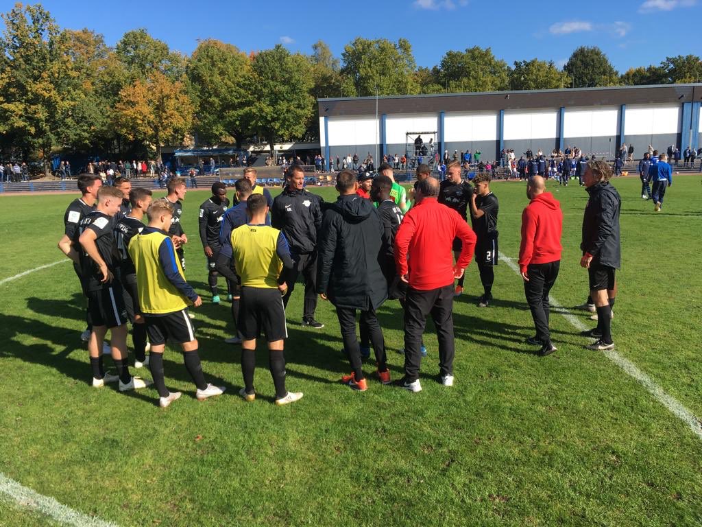 RBLeipzig's tweet photo. Unsere A-Junioren drehten gegen die @knappenschmiede einen 0:1-Rückstand durch die Tore von Malik #Talabidi und Erik #Majetschak in einen 2:1-Erfolg um und stehen damit in der nächsten Pokalrunde. 💪🏻❤️ Stark, Jungs!
#RBLU19 #DieRotenBullen 🔴⚪️ #Nachwuchsbullen https://t.co/ZKhOyc7Yyv