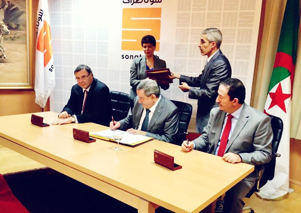 PPouyanne's tweet photo. 🇩🇿✍ Heureux d'être à Alger pour la signature de 2 accords dans le #GazNaturel &amp; la #Pétrochimie. Après l'annonce de notre partenariat global en 2017, ces accords illustrent le renouveau de la coopération stratégique entre #Sonatrach &amp; @Total. Un grand merci à toutes les équipes! https://t.co/SDzVLrdba2
