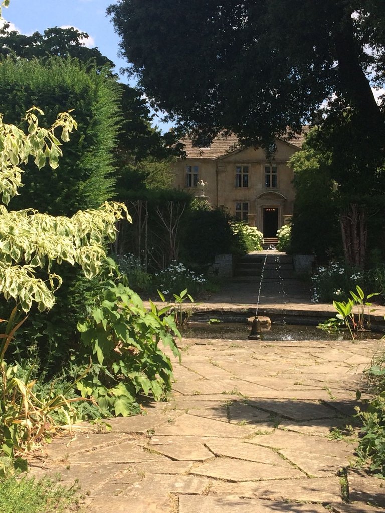 TheaAndersonUK's tweet photo. Beautiful Tintinhull garden earlier this year. What are you doing on your Sundays now the weather is getting nippier? https://t.co/poG4pqQLmN