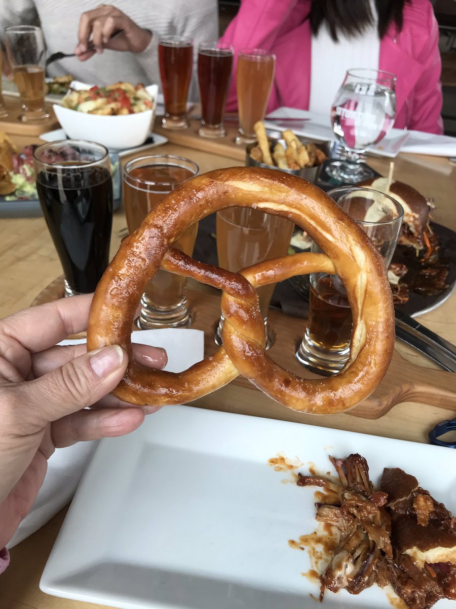 sabormexico's tweet photo. ¿En busca de buenas cervezas y comida sabrosa en @ExploreEdmonton ? La propuesta de @SituationBeer va a satisfacer sus antojos y pasaran un muy buen rato sentados en la barra compartiendo con los maestros cerveceros sobre sus cervezas. #Saborescanada #explorecanada #gomedia2018 https://t.co/89k2WZqCEn