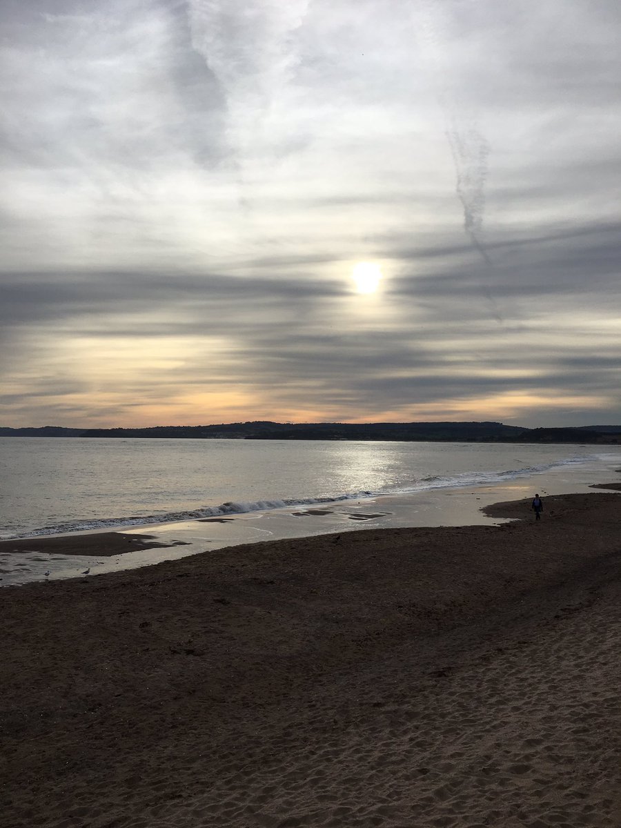WCWeekender's tweet photo. Sun is starting to set in Exmouth on a beautiful afternoon. #exmouth #devon #sundaystroll https://t.co/u0VoiNQLTs