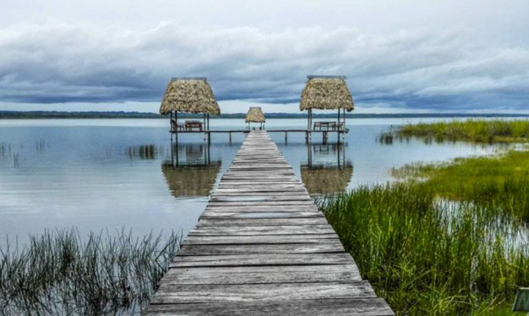 Petén es el departamento más rico en arqueológica maya y biodiversidad. Su gran extensión y extensa selva lo convierten en un pulmón mundial y en un sitio lleno de fauna y flora. Vea mas en: goo.gl/q5QfsJ
