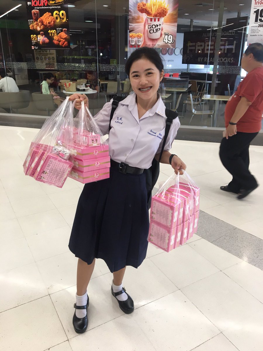 frvmsee's tweet photo. เป็นแม่ค้านักเรียนตาดำๆอิอิ สต็อกแน่น 100 ชุด++ จ้าาา การันตี ลูกค้าทดลองใช้แล้วหน้าขาวใส ออกจากบ้านหน้าสดก็รอดดด #HowtoPerfect #ของดีบอกต่อ #เซตครีมนางฟ้า #theangleset https://t.co/WO4uk90NB9
