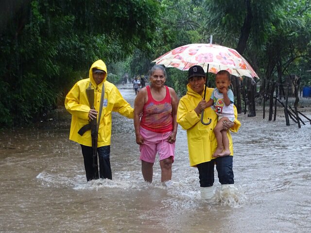 arelly_grillo's tweet photo. #OctubreVictorioso
Los favoritos del pueblo Nicaragüenses en su labor de salvaguardar a las familias  afectadas por las lluvias. #NicaraguaQuierePaz https://t.co/BN57HDiOLo