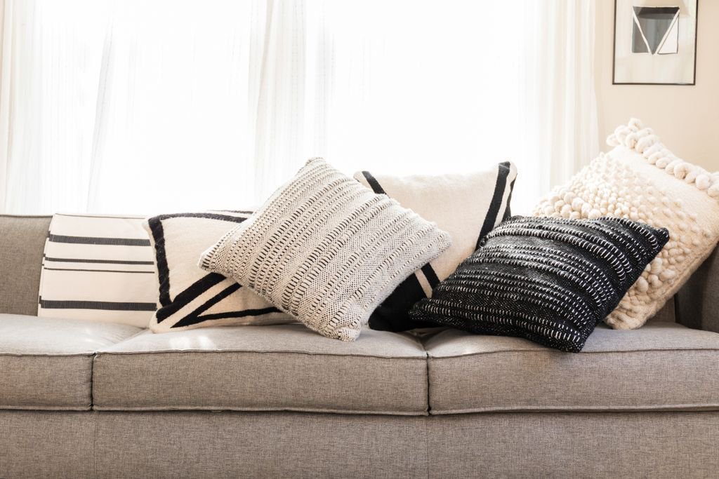 RookRender's tweet photo. Whats your sofa style?
.
.
.
#exclusivedesign #homedecor #handwovenpillows #woolpillows #luxe #modernhomes #interiorlovers #livingspaces #artyoucansnuggle https://t.co/OfnVN6xWyn