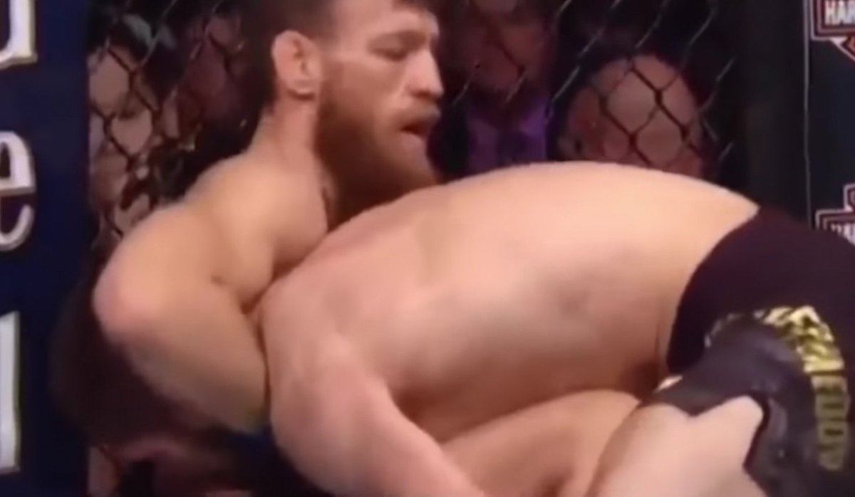 richwantt's tweet photo. I'm no expert but in the 1st round why didn't @TheNotoriousMMA just squeeze the little rats neck when he was in this position? Please explain.. #UFC229 #KhabibNurmagomedov #ConorMcGregor #McGregor #McGregorvKhabib https://t.co/EMNShKbZof