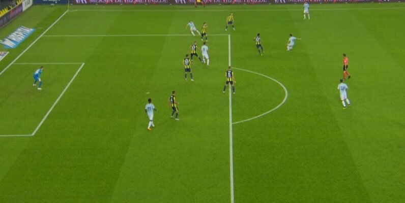 cimbomnewsnet's tweet image. Fenerbahçe'yi kümede tutmak için Başakşehir'in attığı tertemiz gol ofsayt nedeniyle sayılmadı. Yazıklar olsun.