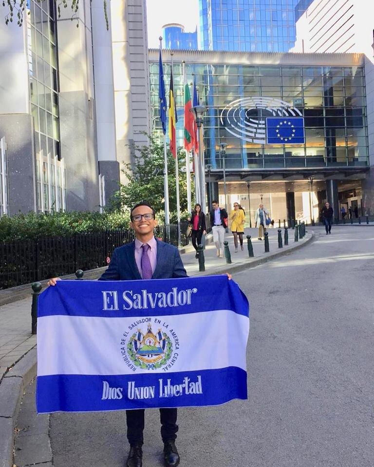 YC_ESA's tweet photo. ¡Muchas felicidades a Enner, miembro del Consejo Juvenil, quien fue seleccionado entre candidatos de más de 300 universidades públicas y privadas de la Comunidad Iberoamericana de Naciones para participar en el Programa de Jóvenes Líderes Iberoamericanos! 🙌🏻🇸🇻🇪🇺 https://t.co/JDYF5okwPU