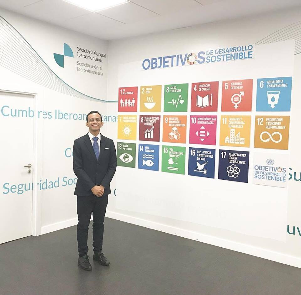 YC_ESA's tweet photo. ¡Muchas felicidades a Enner, miembro del Consejo Juvenil, quien fue seleccionado entre candidatos de más de 300 universidades públicas y privadas de la Comunidad Iberoamericana de Naciones para participar en el Programa de Jóvenes Líderes Iberoamericanos! 🙌🏻🇸🇻🇪🇺 https://t.co/JDYF5okwPU