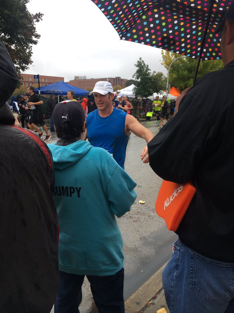 TeamCIF's tweet photo. We've seen a few of our runners so far this morning! Keep it going! #ChicagoMarathon #RunDunnRun https://t.co/gW21YLMDuK