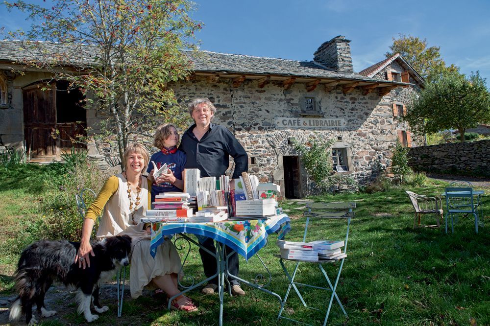 ReseauRelais's tweet photo. 42% des citadins rêvent de s'installer à la campagne, mais 75% d'entre eux continueront de travailler en ville. Permettre à chacun de vivre et travailler où il le souhaite, c'est ce que #RelaisdEntreprises rend possible #tierslieux #teletravail  https://t.co/OEQN8G80ui https://t.co/YaRcqxm3pn