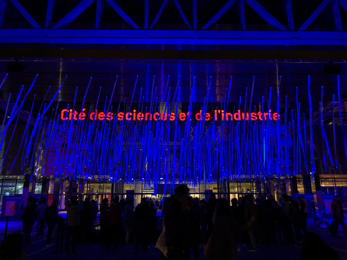 CNRS's tweet photo. #FDS2018 Et pour ceux qui n'ont pas pu voir #Platonium dans le cadre de la #NuitBlanche, vous avez une séance de rattrapage ce soir sur le parvis nord de la @citedessciences à @Paris !
Partagez vos images de l'oeuvre en taguant le @CNRS !
➡️ https://t.co/IBiFFlLY3m https://t.co/fdGZDlFEc4