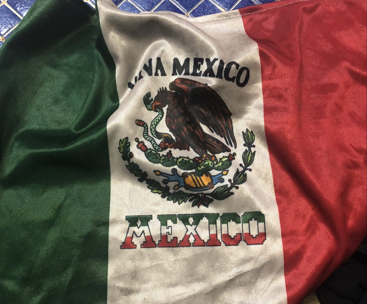 xepus's tweet photo. Me encontré a esta pobre en el suelo, sucia, mojada y pisada por más de 3,000 corredores que no se dignaron en levantarla. Una pena. Pero la reivindicaré xq me acompañará en #Huasca100 #UTMEX https://t.co/iPAgsHeueb