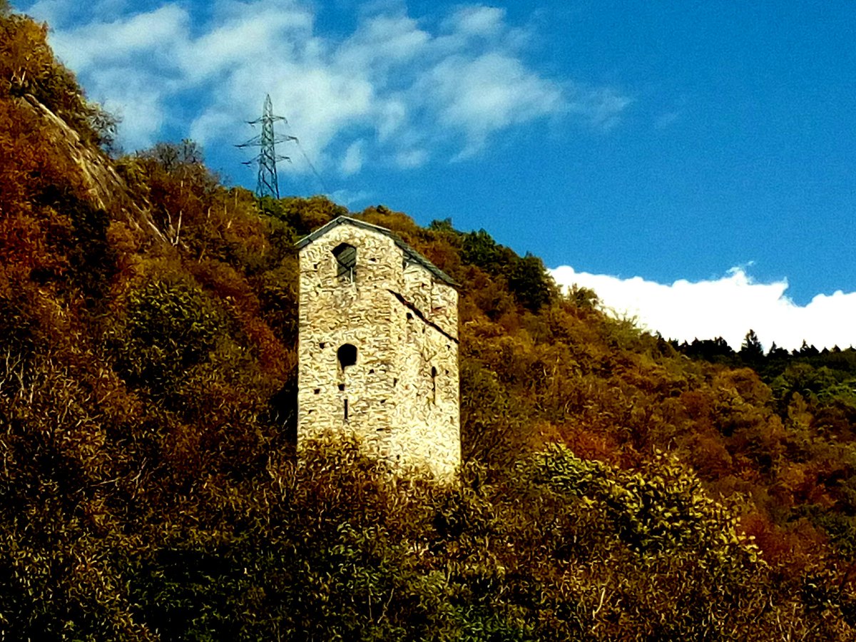 minimeexplorer's tweet photo. Sunday, and it is chestnut season. San Vittore, Switzerland. One of the 10 towers in the area. #switzerland #visitmoesa # mossa #sanvittore #grottomatafontana #torredipala https://t.co/KKhvbcmXLC