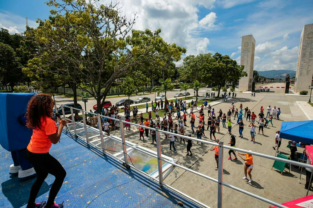 ppgrillo66's tweet photo. En compañía del frente preventivo, hoy nos encontramos desplegados en los principales parques y plazas de país dirigiendo la política pública de la nación a la prevención. Recordemos que, prevenir es tarea de todas y todos @NicolasMaduro @NestorReverol @ONAoficial @MIJPVenezuela https://t.co/HV98vdqRjl