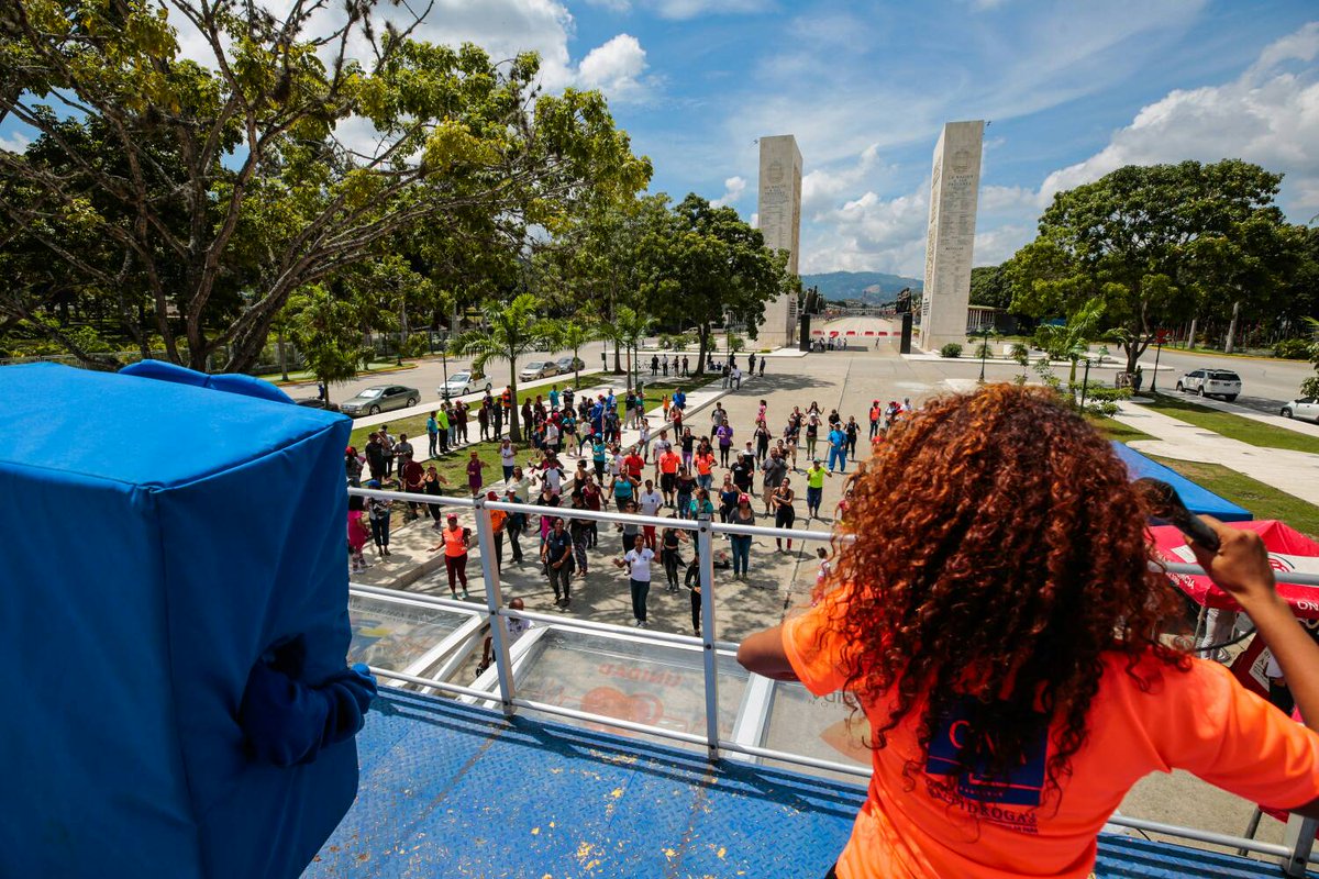 ppgrillo66's tweet photo. En compañía del frente preventivo, hoy nos encontramos desplegados en los principales parques y plazas de país dirigiendo la política pública de la nación a la prevención. Recordemos que, prevenir es tarea de todas y todos @NicolasMaduro @NestorReverol @ONAoficial @MIJPVenezuela https://t.co/HV98vdqRjl