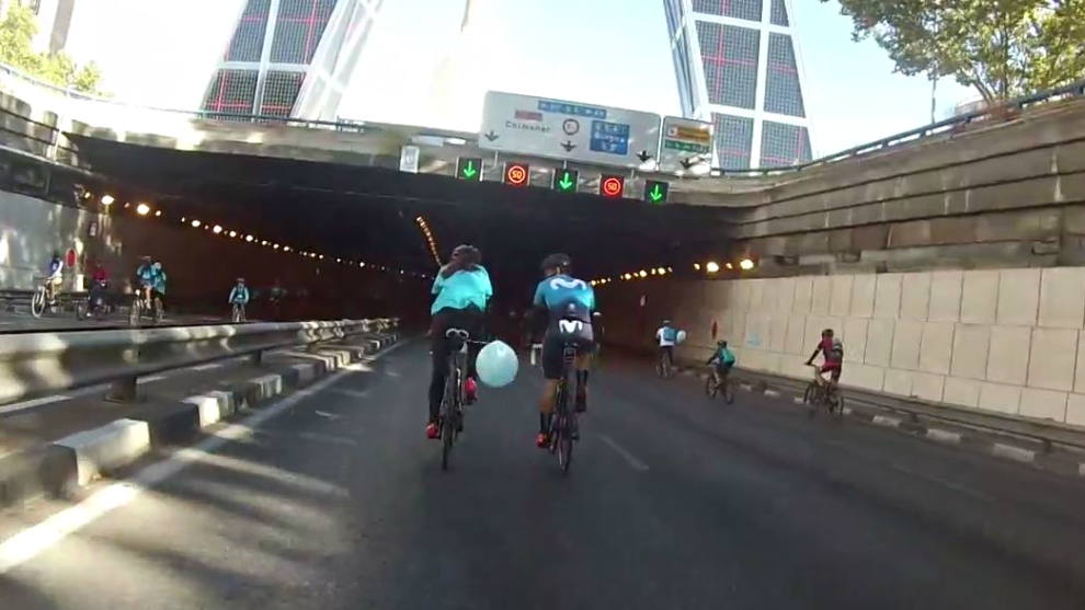 VÍDEO: La <a href="/FiestadelaBici/">Fiesta de la Bici</a> de Madrid, desde dentro 👉 📺
bit.ly/2zWrbVR #ciclismo #FiestaBiciMovistar