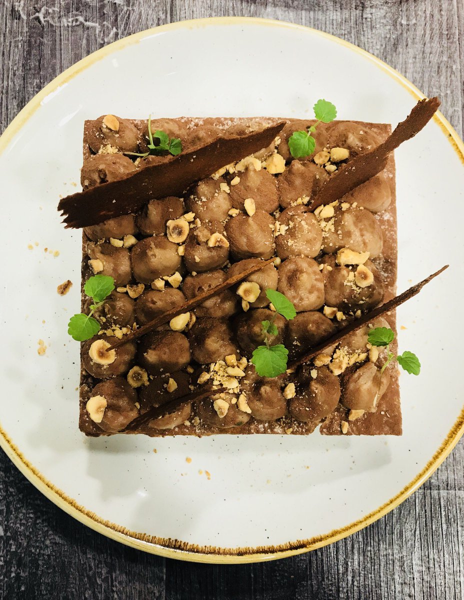 Buona Domenica a tutti ❤️
C’est le moment de profiter en famille ou avec les amis d’un bon dessert 
Millefeuille #Gianduia, crémeux praliné, noisettes du Piémont caramélisées
-
-
-
#CREDERE #cheflife #instagood #instachef #luxuryfood #luxuryeats #lifestyle #loveitaly #IDA