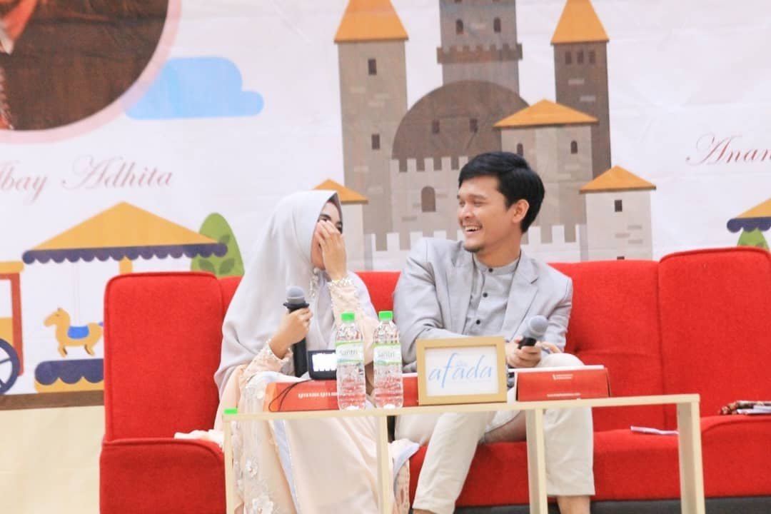 Teteh <a href="/AnisaRahma_Adi/">Anisa Rahma Adi</a> &amp; <a href="/ananditodwis/">ANANDITO</a> di acara Seminar Pranikah "Menggapai Pernikahan Impian" Surabaya 👍