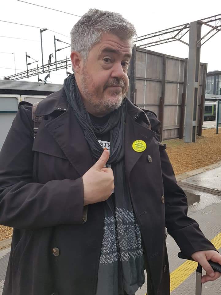 alexgordon4me's tweet photo. My @RMTunion comrade @BletchleyOx just bumped into @jupitusphillip on a train and swapped badges with him #KeepTheGuardOnTheTrain #KeepTheTrainSafe #No2DOO https://t.co/xRLNc5kpTR