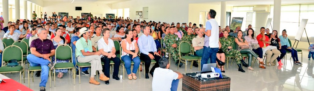 walteradolfor's tweet photo. Fortaleciendo la unión Familiar #BR06 #BASPC06 conferencia del padre Lineros, Principios y Valores Familiares "Fe en la causa" https://t.co/eroZv54dV1
