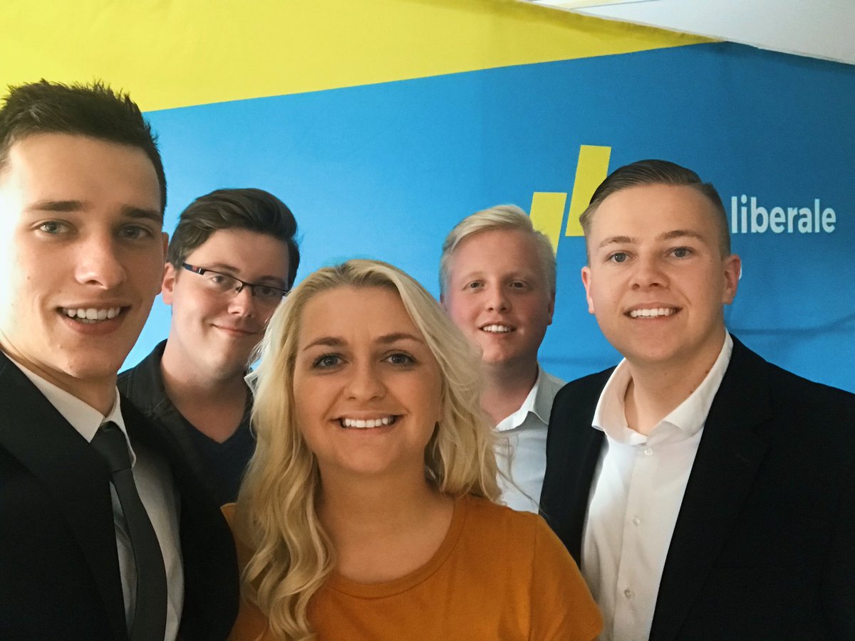 JulisBarnimOhv's tweet photo. Auf dem gestrigen Landeskongress der @JuLiBrandenburg 🍕🔥💛 

Wir freuen uns sehr auf das kommende Jahr mit unserem frisch gewählten Spitzenkandidaten @krstdt #TeamBrandenburg 🚀 https://t.co/74OvlZ2FWt