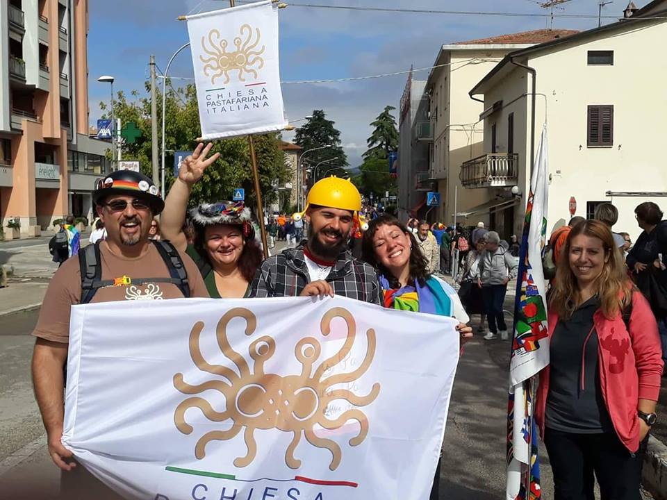 CPITreviso's tweet photo. Pirati per la Pace. E cosi sempre sia, ramen.
#MarciadellaPace #PerugiaAssisi https://t.co/ETlqkuHRDo