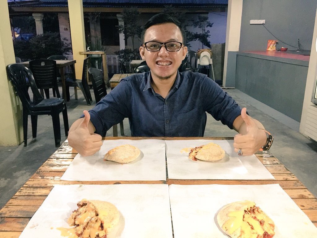 MalayFoodHunter's tweet photo. 📣📣Kebab sultan cheese meleleh leleh📣📣

Di buka jam 5pm hingga 11 pm, Harga rm3.50 untuk daging dan ayam .

Lokasi :Kampung melayu sungai buloh, selangor

😍😍😍😍😍😍😍😍😍😍😍 https://t.co/1lZseu1f3j