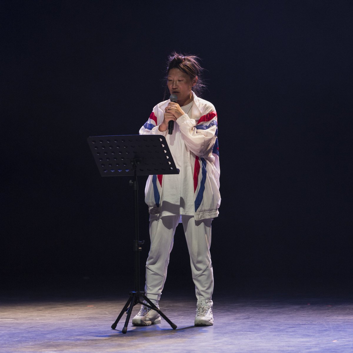 RobertsInstArt's tweet photo. To begin DRAF's #EveningofPerformances on Tuesday night, #BobKil presented a new commission But Bob, 2018 recounting a recent experience in R.E.M. state.
#intimacy #contemporaryart #PerformanceArt #FriezeWeek
Photo: Christa Holka https://t.co/rrDjs2AN3S