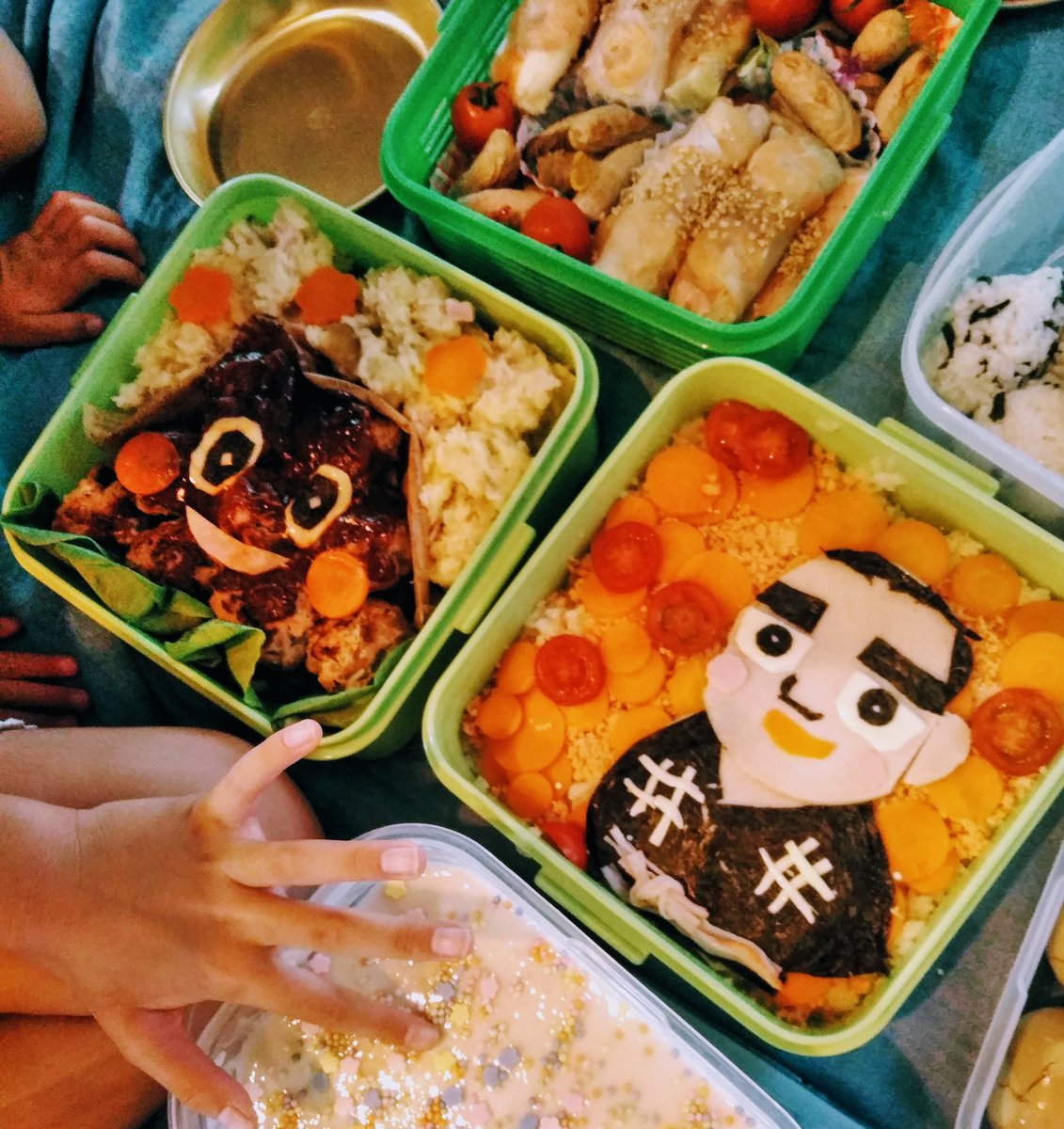 燦燦舎 鹿児島の小さな出版社 西郷どん弁当 作りもした ちらし寿司に ハムチーズ 海苔 カニかま 人参で西郷 ハンバーグの桜島とポテトサラダどっしり 西郷どんまるごと絵本 燦燦舎 鹿児島の キャラ弁 運動会のお弁当