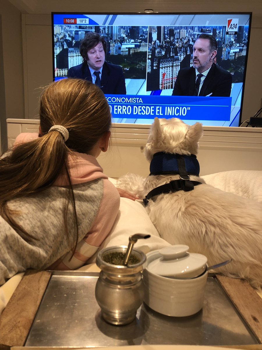 #vivoeldomingo desayunando en l cama con Delfi y Cooper!! Buen domingo para todos!! 😄 <a href="/VivoElDomingo/">vivoeldomingo</a>