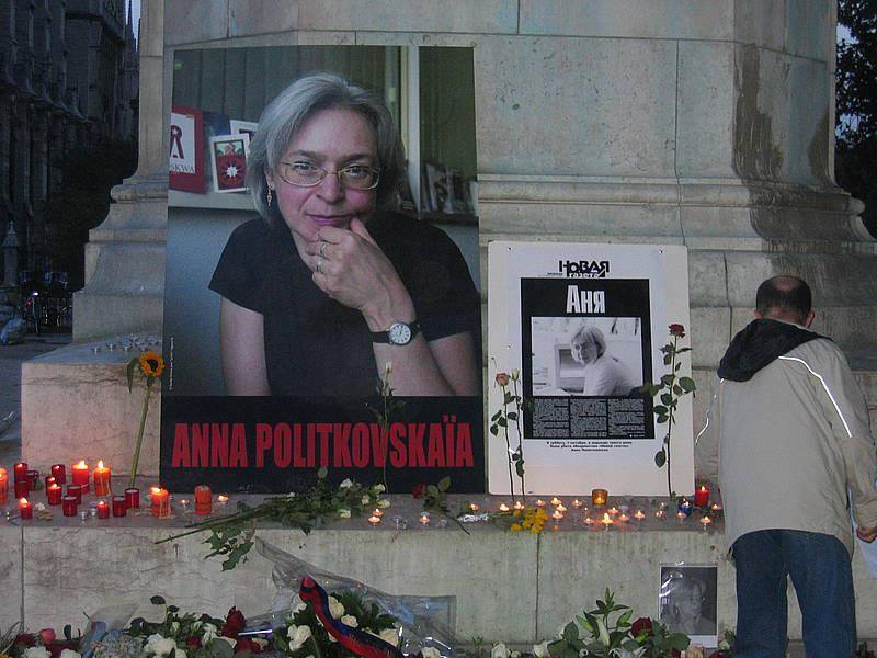 Wir gedenken Anna #Politkowskaja. Sie wurde heute vor 12 Jahren vor ihrer Wohnung in Moskau erschossen. Sie arbeitete seit 1999 für die kremlkritische Nowaja Gaseta und berichtete über Menschenrechtsverletzungen in Tschetschenien &amp; über Korruption im Staatsapparat von #Russland.