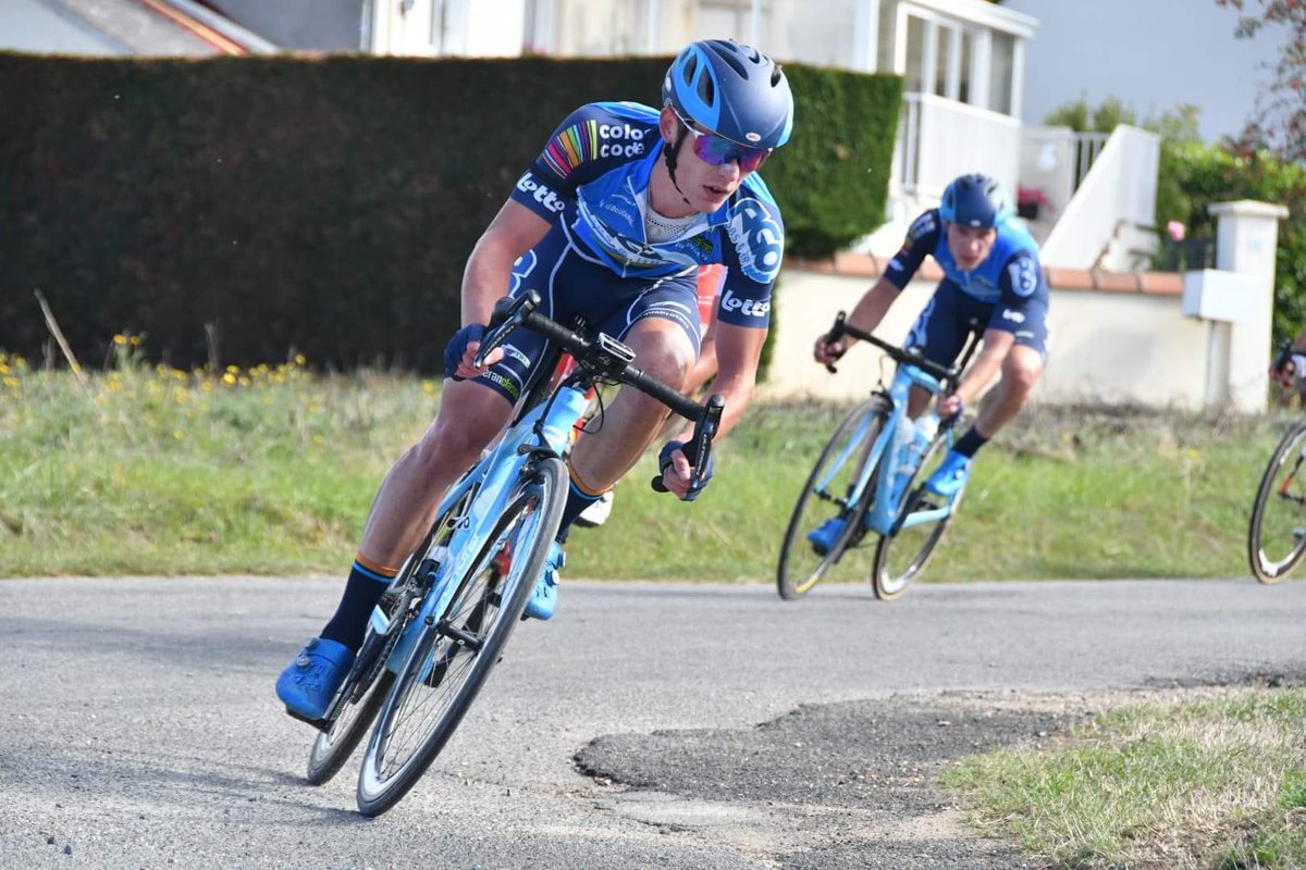 AgoAquaCT's tweet photo. Nos coureurs @JeremyFrehen et @LionelTaminiaux dans le premier peloton @ParisTours #23 dans les chemins de vignes 💪🏼💪🏼 #RideForJimmy https://t.co/ZPRAXTRmYK