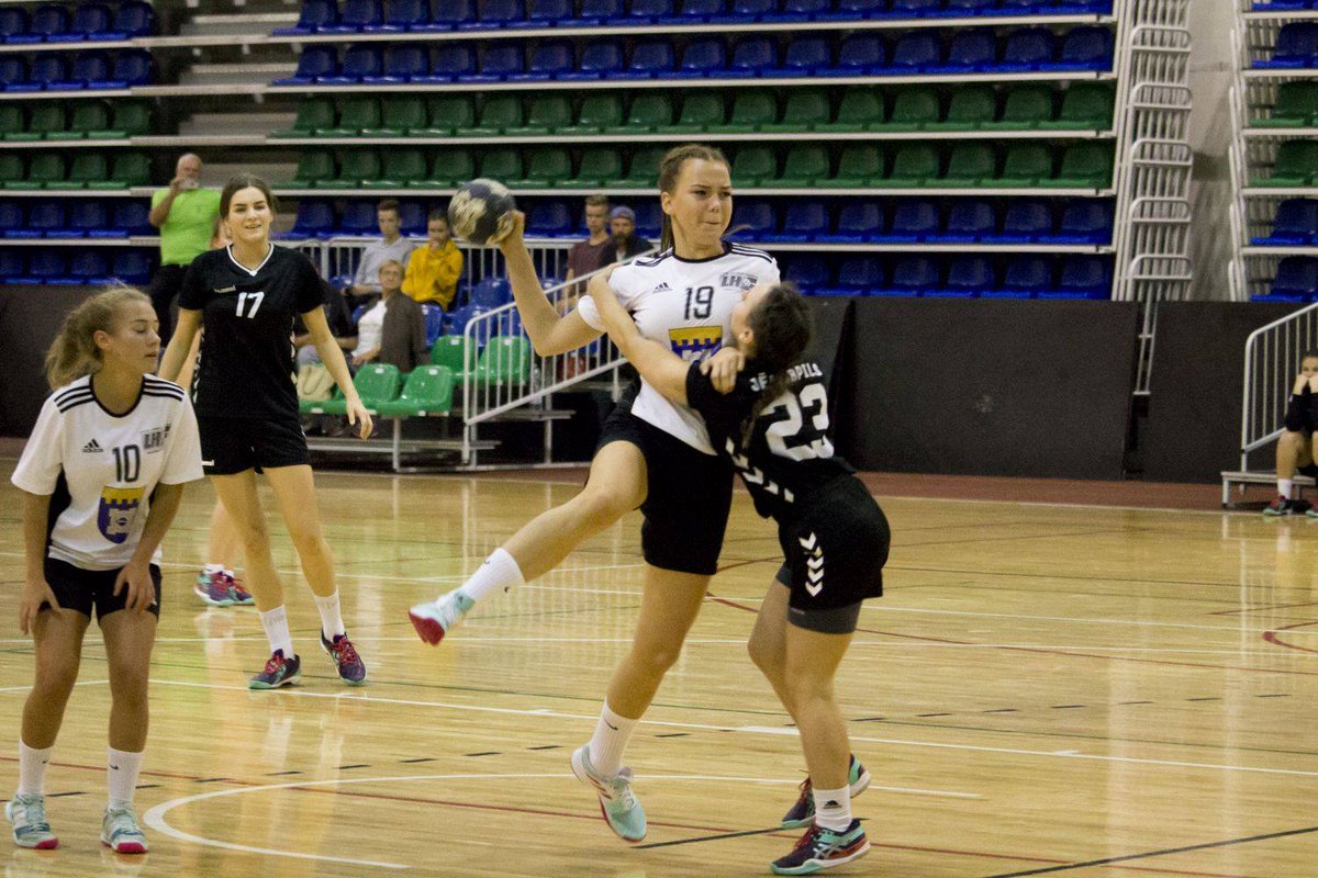 LVhandball's tweet photo. Virslīgā sievietēm bez zaudējumiem turpina Salaspils un Jēkabpils. Pirmo uzvaru izcīnījusi arī ''Latgols'' komanda. Plašāk par aizvadītās nedēļas spēlēm lasiet LHF mājaslapā - https://t.co/9ihRpzOmCr https://t.co/TcVGaM9GWJ