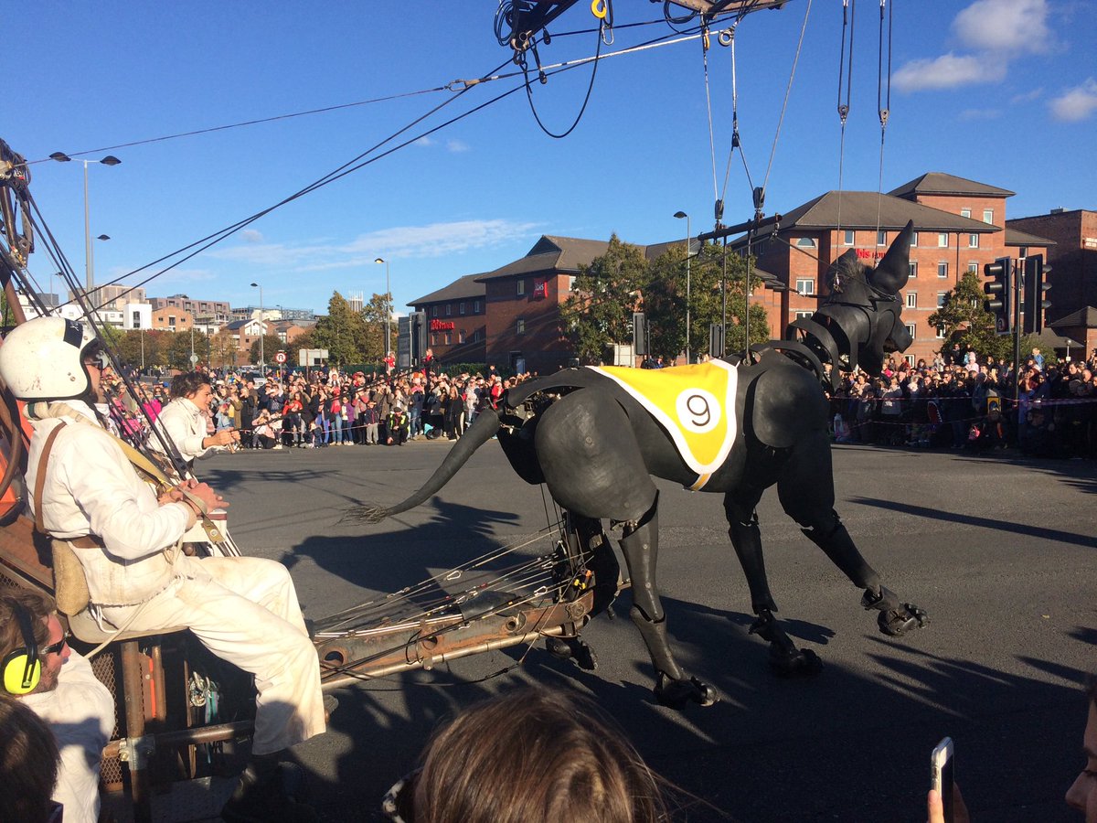 squareeyedgeek's tweet photo. Photos from Saturday's #GiantSpectacular in Liverpool! Shame we didn't get to see the #BigGiant up close (The Strand was wayyy over capacity!), but seeing the #LittleBoyGiant and #Xolo racing definitely made up for it!! #LiverpoolsDream #RoyalDeLuxe https://t.co/TKTTAqcoeL