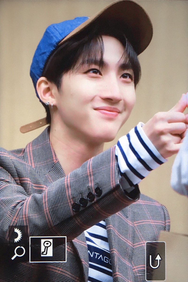 Masterkey0828's tweet photo. 181007 홍대팬싸

#후이 #이회택 #HUI 
#펜타곤 #PENTAGON
@CUBE_PTG https://t.co/vLkUbk5AXO