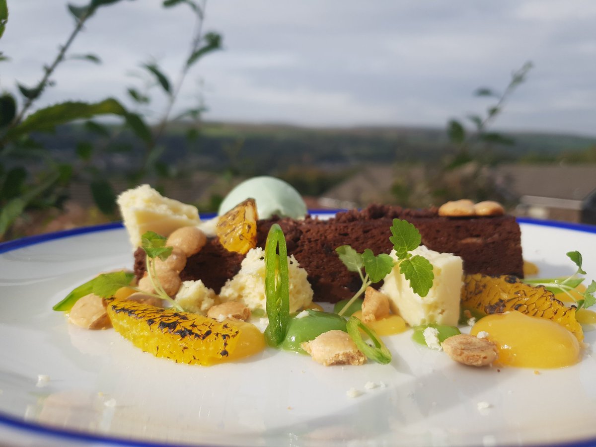 Good old Sunday again...
Steamed Chocolate Sponge, homemade white chocolate Aero, Baked white chocolate, caramelised orange segments, orange gel, sugar snap gel, sugar snap peas in olive oil and mint choc chip ice cream 🍫

<a href="/EagleChildRammy/">Eagle+Child Rammy</a>