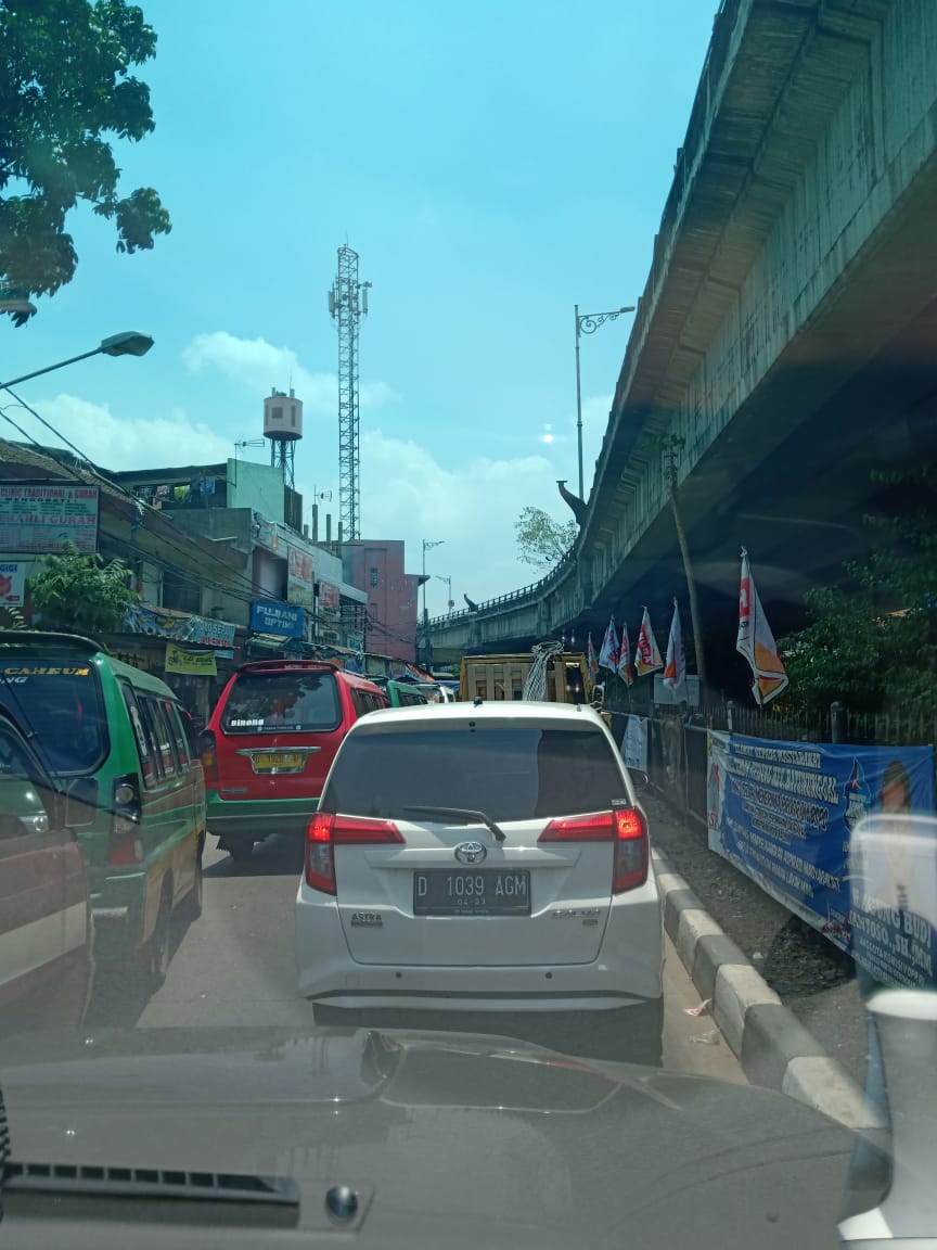 RomyJulias's tweet photo. @ridwankamil : kircon butuh bantuan kang, semrawut wae parkir sareng nu icalan, padahal aya polsek kirxon didinya. Mohon bantuan segera, nuhun. https://t.co/ZiybIME4CO