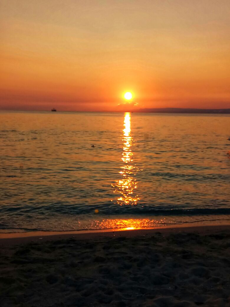 Ada yg sudah nyoba sunset-an ke sini? ini namanya gili genting gaes
#PesonaKemilauMadura