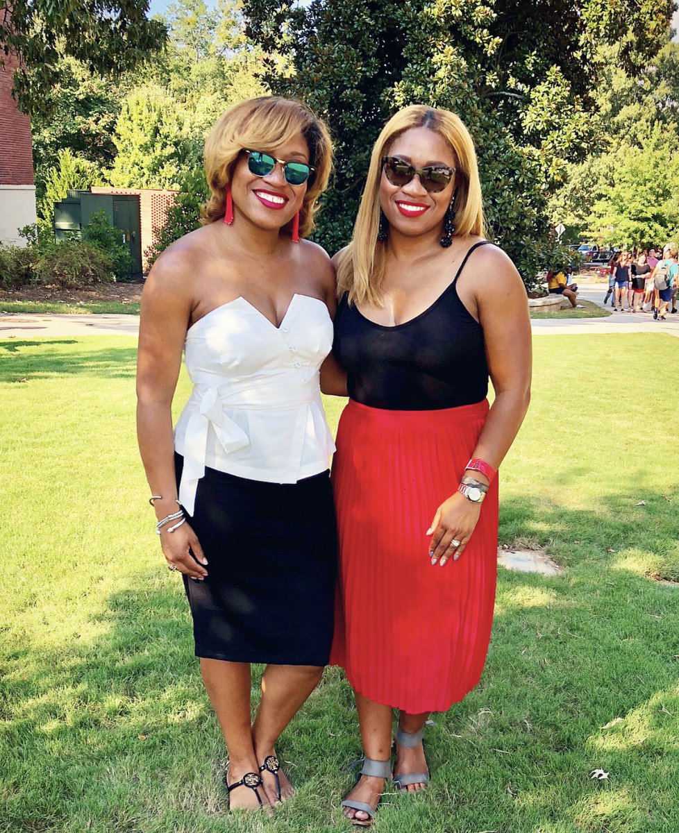 DoubleDawgette's tweet photo. A Homecoming Tradition. #twinsisters #uga #ugaalumni https://t.co/jn70kGa1Ko