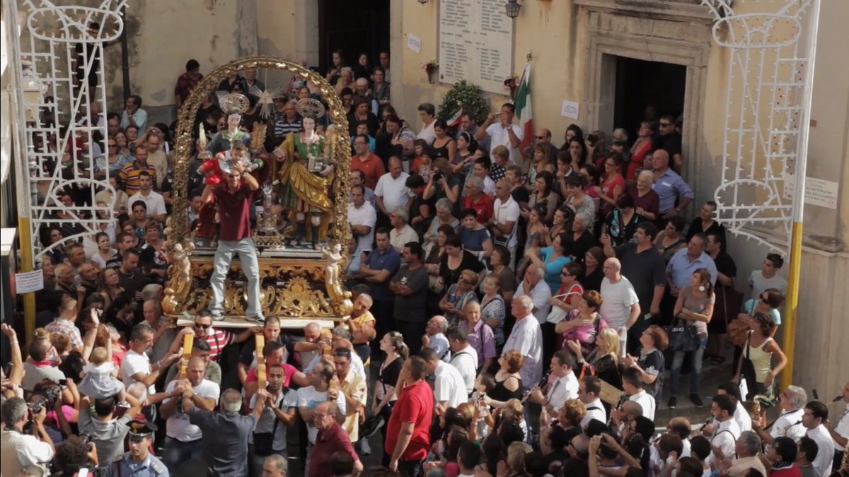 #7Ottobre In seguito all’arresto di #MimmoLucano, le registe/produttrici del documentario Un Paese di Calabria decidono di condividere la loro visione su #Riace. Ancora fino a mezzanotte, il film sarà in streaming gratuito al link 👉 vimeo.com/293162180 #Riacenonsiarresta