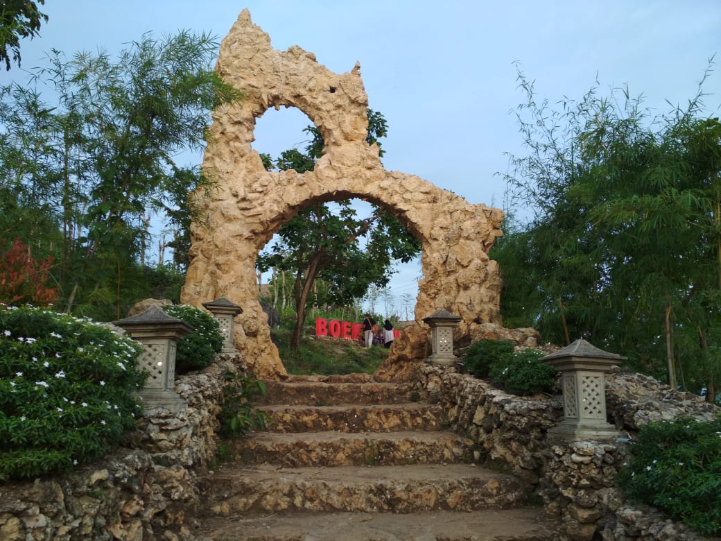 Ada yang tau nama bukit ini..  Ini keren loh..  Apalagi kalo pas malam hari..  Ini daerah Sumenep daerah rumah mbak <a href="/LuvNaresKinar/">Dian E. Suryaman</a>  #PesonaKemilauMadura