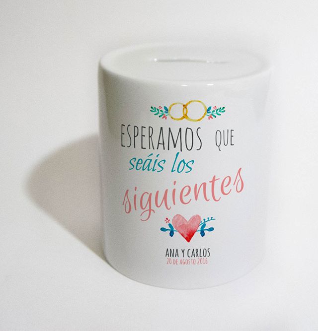 ¿Estás buscando un regalo que no sean solo tazas? Tambien tenemos sección de huchas que hiremos ampliando poco a poco. #boda #bodas #bodas2019 #boda2018 #boda2019
Mucho más en nuestra web tienda.tiestayboda.net
