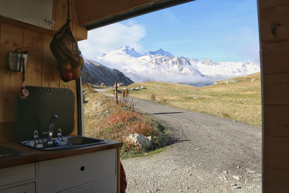 threevanlifers's tweet image. Ce genre de surprise au réveil ❄️. Merci @tignes de nous offrir de tels paysages ! Difficile de ne pas aimer la #vanlife quand on se réveille dans un endroit comme celui là ❤️. @SavoieMontBlanc @auvergnerhalpes