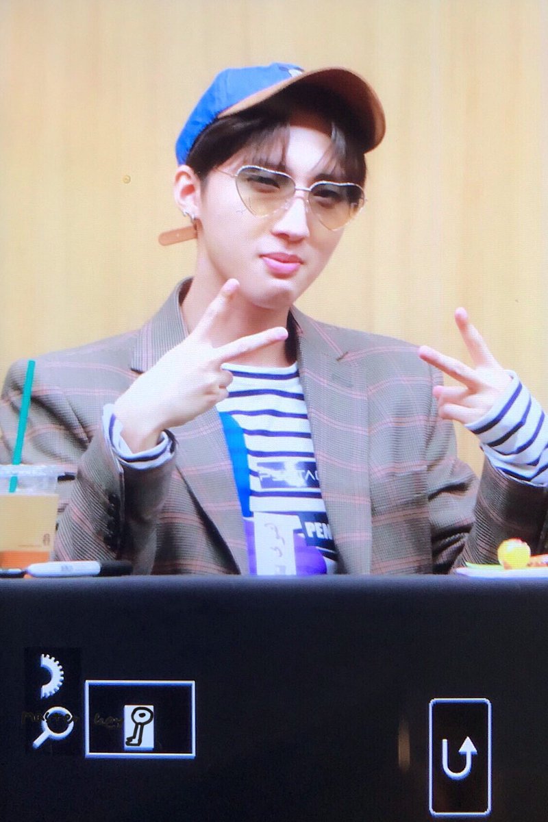 Masterkey0828's tweet photo. 181007 홍대팬싸

저기요 아저씨...
#후이 #이회택 #HUI 
#펜타곤 #PENTAGON
@CUBE_PTG https://t.co/E0a6ApUyL5
