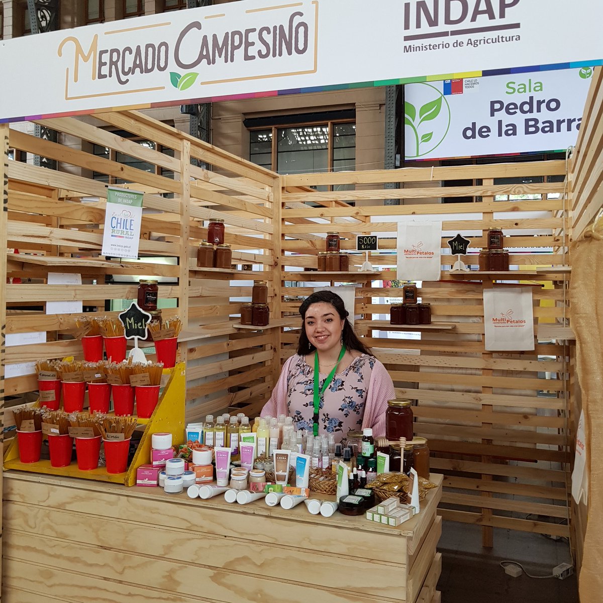 redapicolachile's tweet photo. Nuestras apicolegas de #Apiterra #Monimoni #Multipétalos y #SolyMiel viajaron desde distintos puntos de 🇨🇱 para exponer sus productos en la #ExpoAgrícolaChile realizada en @EstacionMapocho y recuerden que la entrada es liberada 🤠👍 @fucoa @MinagriCL @antoniowalkerp @INDAP_Chile https://t.co/hNN9tMwxMF