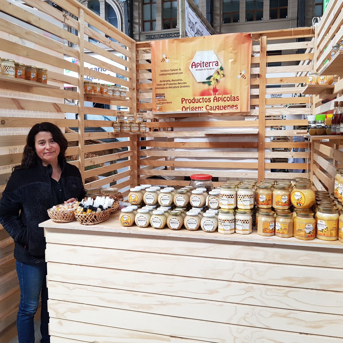 redapicolachile's tweet photo. Nuestras apicolegas de #Apiterra #Monimoni #Multipétalos y #SolyMiel viajaron desde distintos puntos de 🇨🇱 para exponer sus productos en la #ExpoAgrícolaChile realizada en @EstacionMapocho y recuerden que la entrada es liberada 🤠👍 @fucoa @MinagriCL @antoniowalkerp @INDAP_Chile https://t.co/hNN9tMwxMF