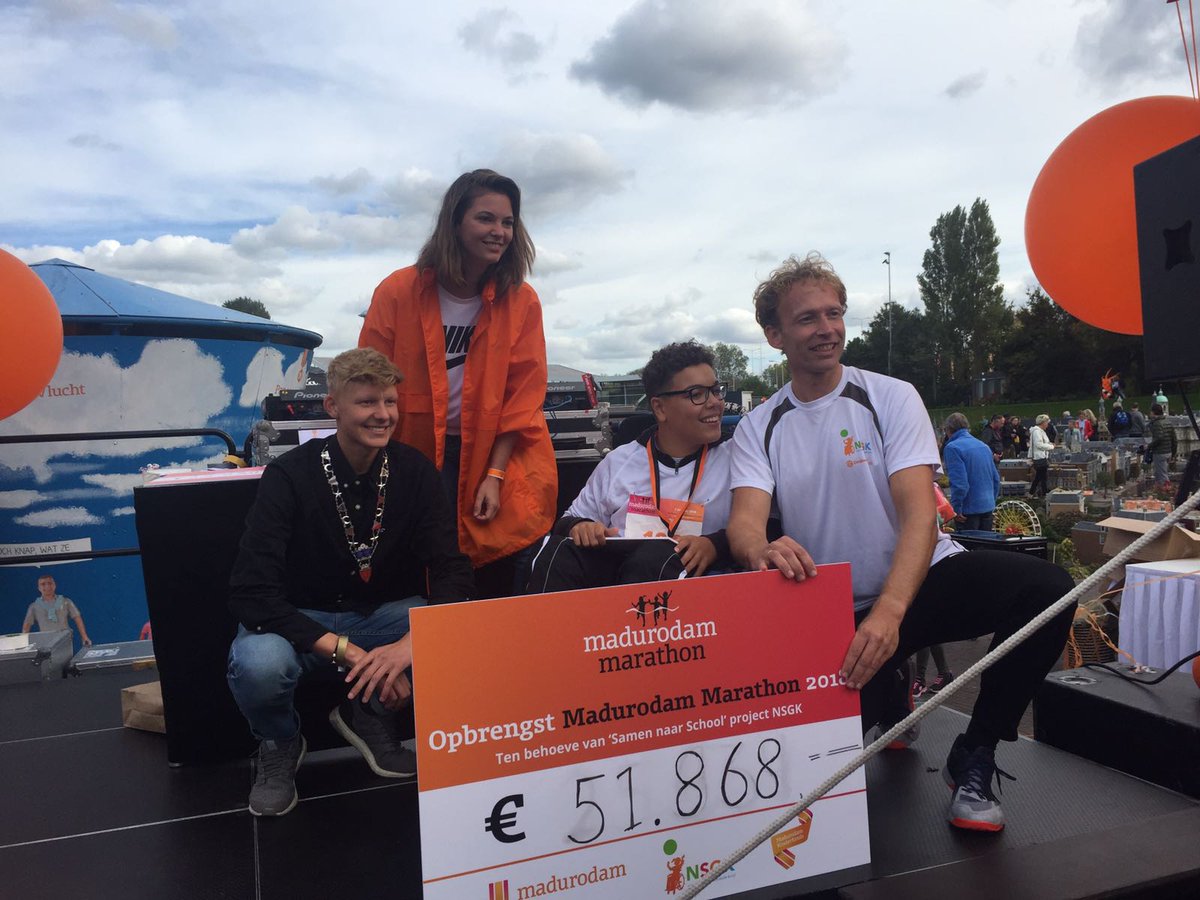 gehandicaptkind's tweet photo. We zijn sprakeloos!!! Er is € 51.868 opgehaald bij de @MaduroMarathon wat een fantastische opbrengt voor 'Samen naar School. Iedereen die erbij was vandaag, bedankt. Jullie zijn helden! 🧡🙏 #madurodammarathon #MM2018 https://t.co/UKkQ35NUTi